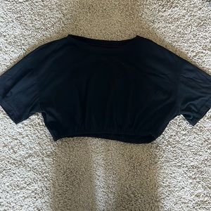 Black cropped tee shirt, elastic at the bottom